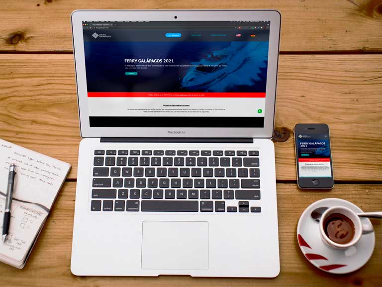 Laptop sobre un escritorio con la página web de Ferry Galápagos