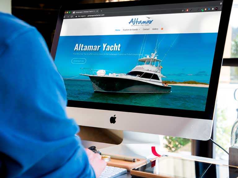 Laptop sobre un escritorio con la página web del Yate Altamar