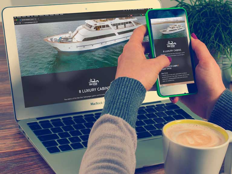 Laptop sobre un escritorio con la página web del yate sea star galápagos