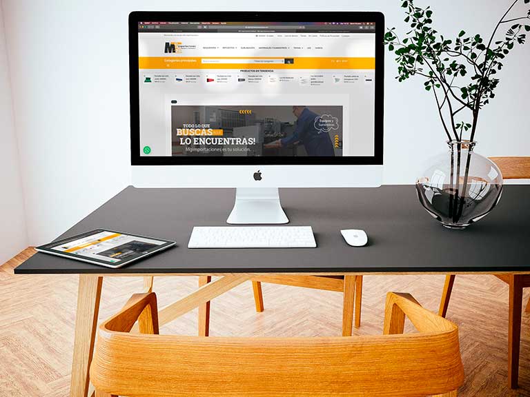 Laptop sobre un escritorio con la página web de MG Importaciones