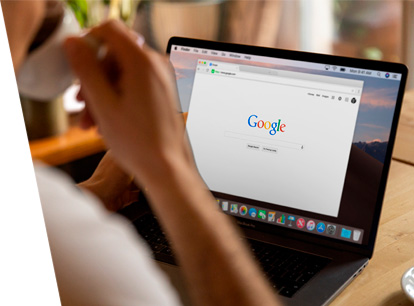 Persona viendo la pantalla de una laptop con la pagina de google