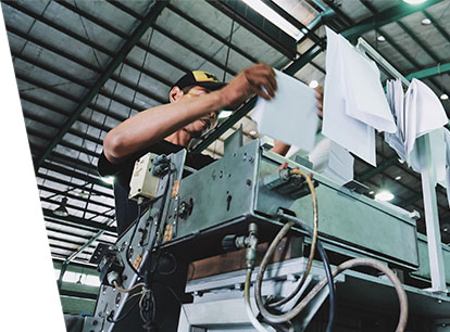 Persona trabajando en una imprenta