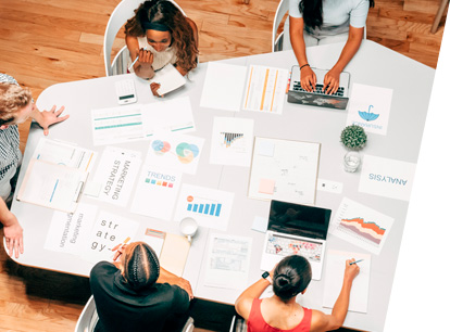 Personas en una reunion de marketing